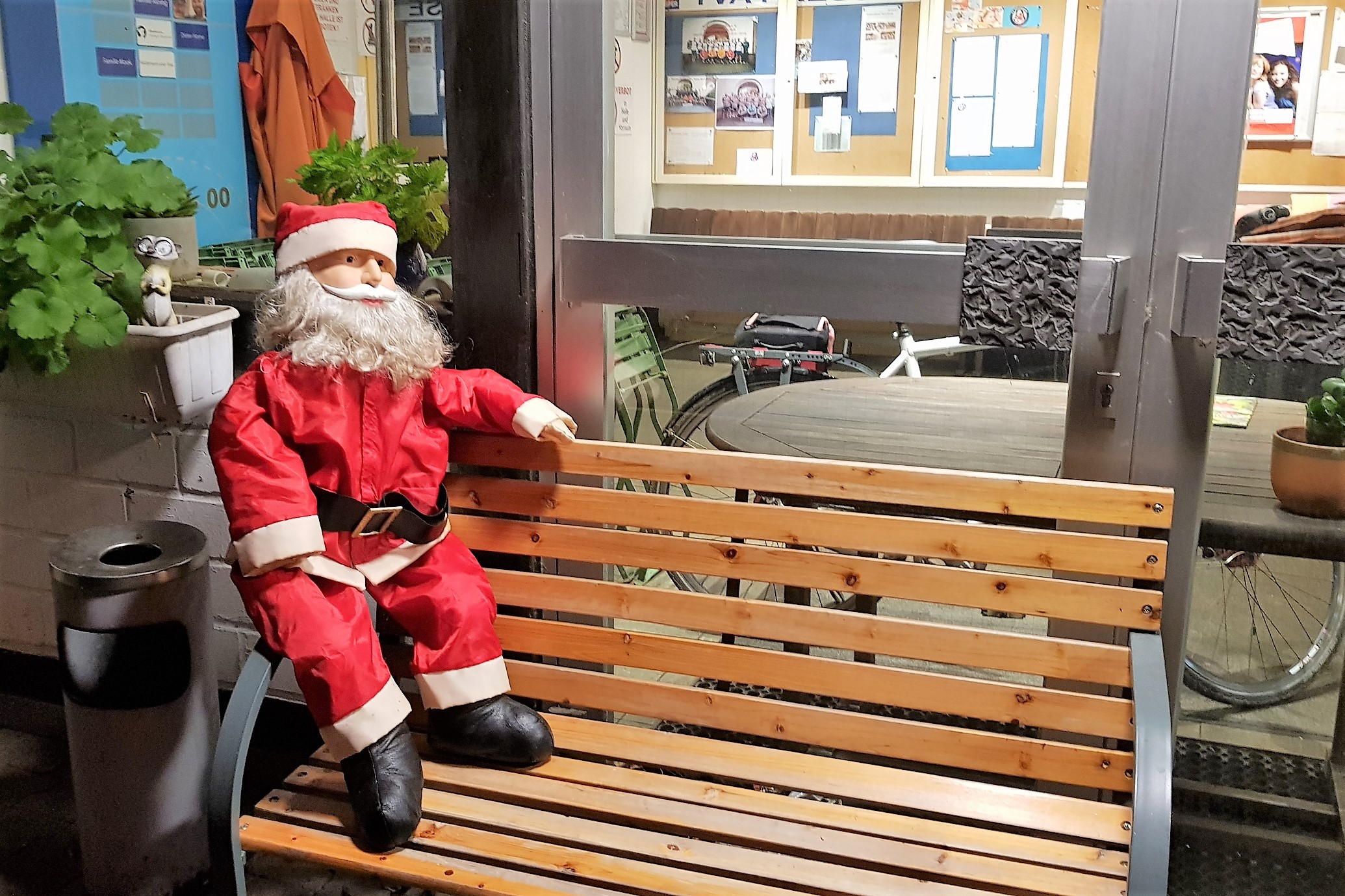 Der Weihnachtsmann grüßt am Eingang zur Sporthalle am Freiheitshagen.
